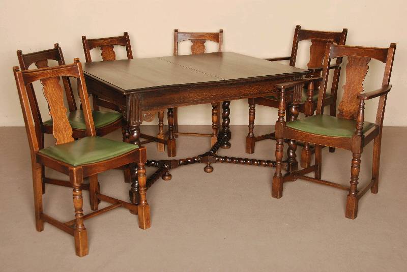 6 StÜhle, England, um 1920, Edwardien, Eiche massiv, auf gedrechselten Beinen, verstrebt, gerade RÜckenlehne mit brettfÖrmiger Verstrebung, 4 ...
