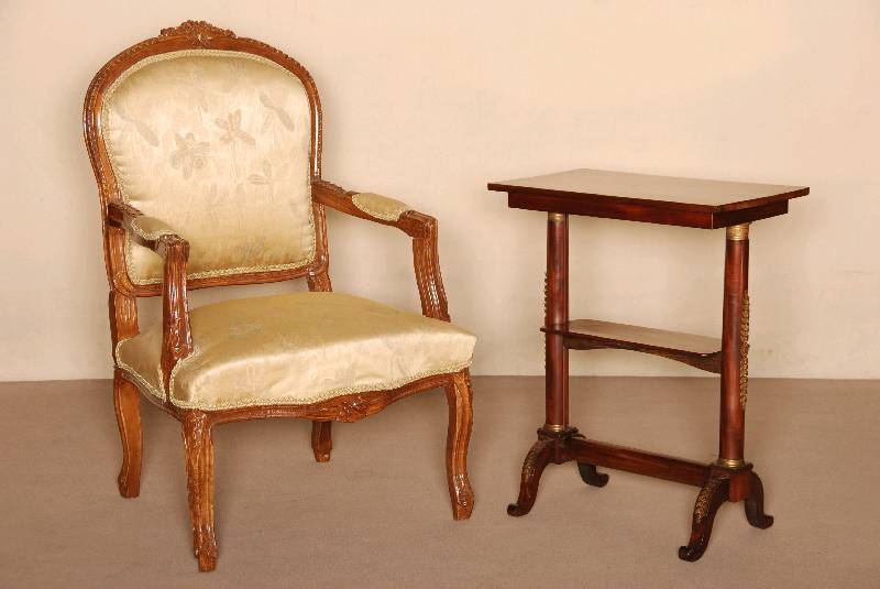 Beistellregal, Frankreich, um 1820, Empire, Mahagoni z.T. massiv, auf 2 gedrechselten SÄulen, 4-fach ausladend und verstrebt, reichlich dekoriert ...