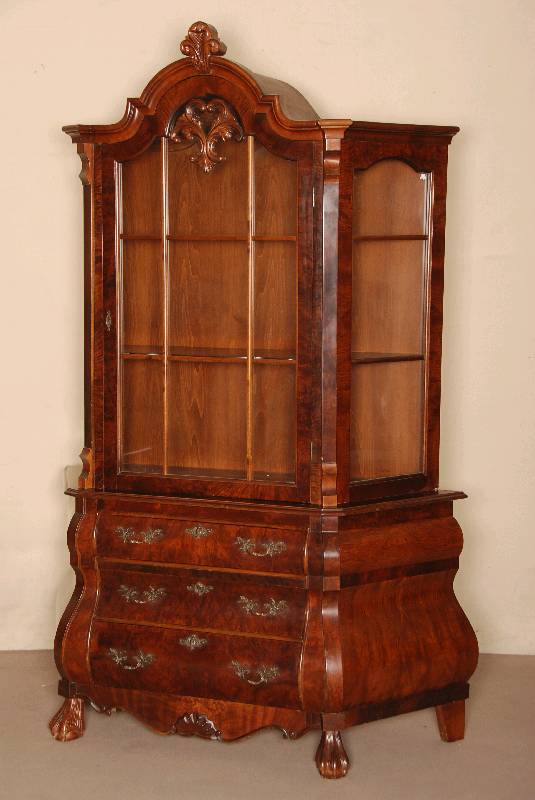 Barockstilvitrine, Holland, nach altem Vorbild , Korpus Weichholz/Hartholz, Wurzelnußfurnier, z.T. gespiegelt, schÖnes Furnierbild, Kanten ...