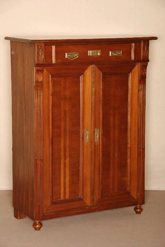 Vertiko, deutsch, um 1900, Jugendstil, Korpus Weichholz, Nußbaumfurnier, Lisenen gerillt, in Voluten auslaufend, original gedrechselte ...