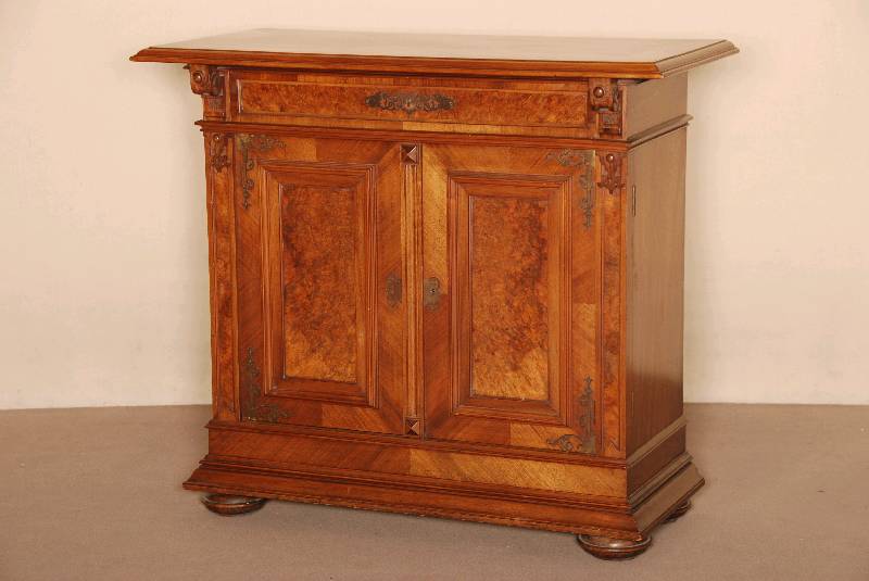 Kleine Anrichte, deutsch, um 1870, GrÜnderzeit, Korpus Weichholz, Wurzelnuß furniert, auf gedrÜckten KugelfÜßen, schwere Fußleiste, ...