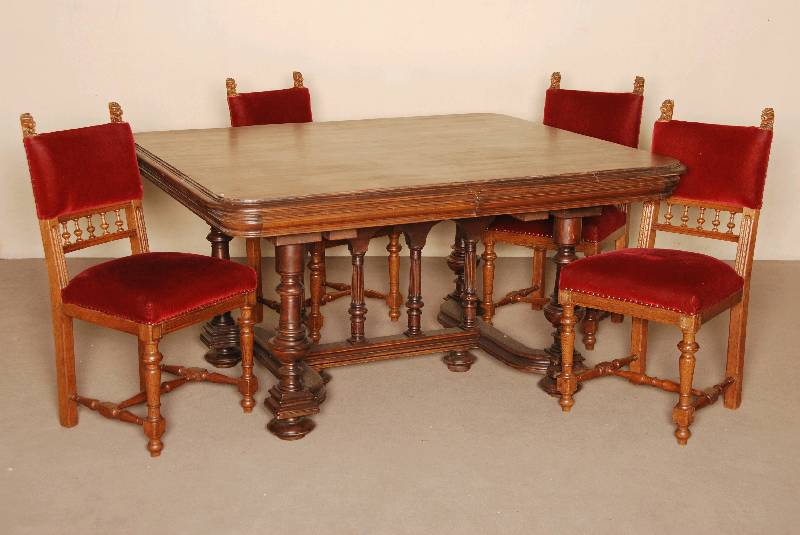 Tisch, Frankreich, um 1870, Henry Deux, Nußbaum massiv, Nußbaumfurnier, mit reichen Drechselarbeiten, Untergestell auf KugelfÜßen, ...