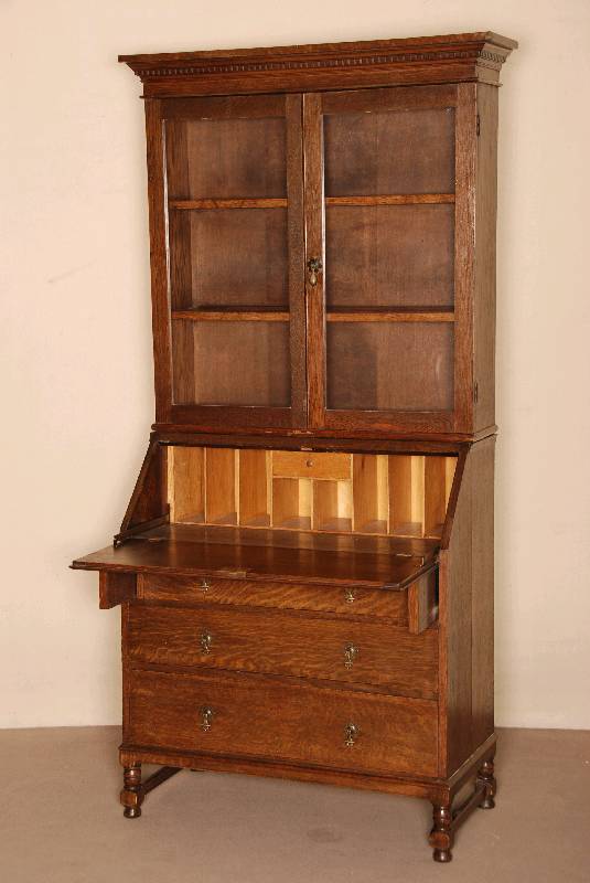 SekretÄr mit Glasaufsatz, England, um 1900, Eiche massiv, kleine StollenfÜße, 3 schlichte Schubladen, BeschlÄge original, SchrÄgklappe, ...