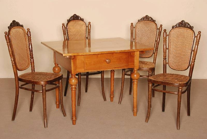 4 StÜhle, Österreich, um 1910, signiert, Thonet, Buche massiv, gebogene Beine, RÜckenlehne mit kleiner geschnitzter Krone, Sitz und ...