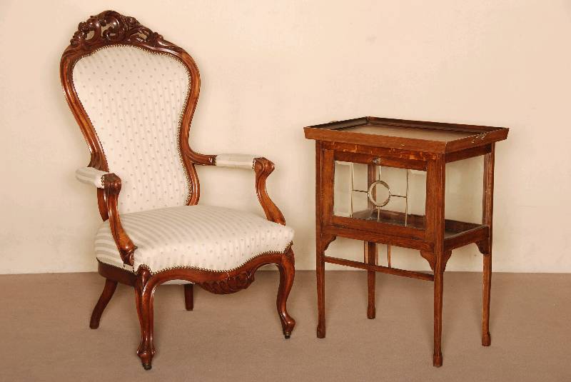 TeeschrÄnkchen, Holland um 1910, Eiche massiv, z.T. furniert, Front verglast, mit Facettschliff, konische Beine, schuhfÖrmig abgesetzt, ...