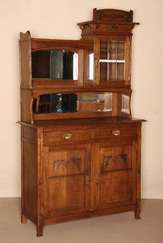 Aufsatzbuffet, deutsch, um 1910, strenger Jugendstil, Eiche massiv, auf kurzen konischen Beinen, TÜrfÜllungen mit Flachschnitzereien, 2 ...