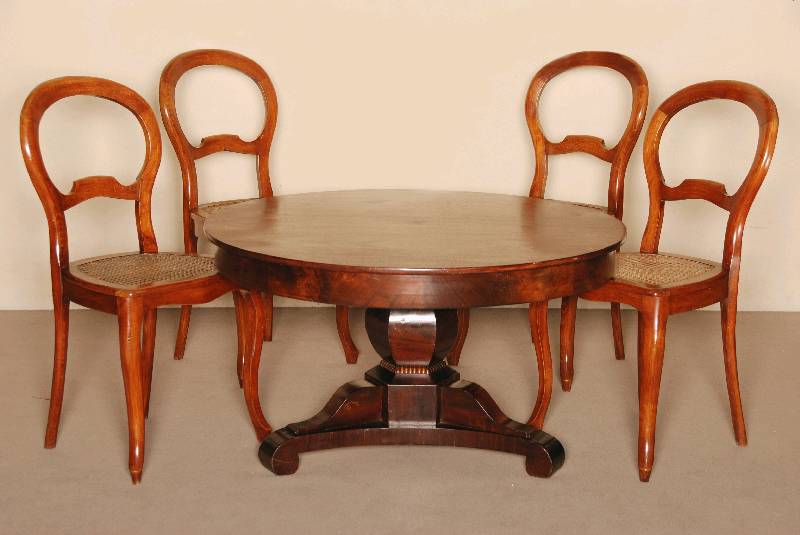 Couchtisch, deutsch, um 1830, Biedermeier, Mahagoni z.T. massiv, Platte aus dem Vollholz, Zarge und Fuß furniert, schÖne balusterfÖrmiger Fuß ...