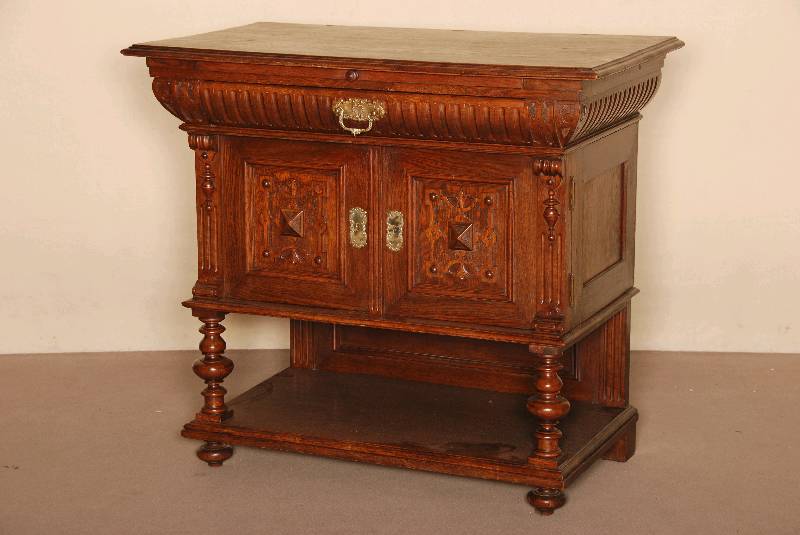 Anrichte, deutsch, um 1880, Korpus Weichholz , Eiche massiv, z.T. furniert, auf gedrÜckten KugelfÜßen, Lisenen mit vorgesetzten gedrechselten ...