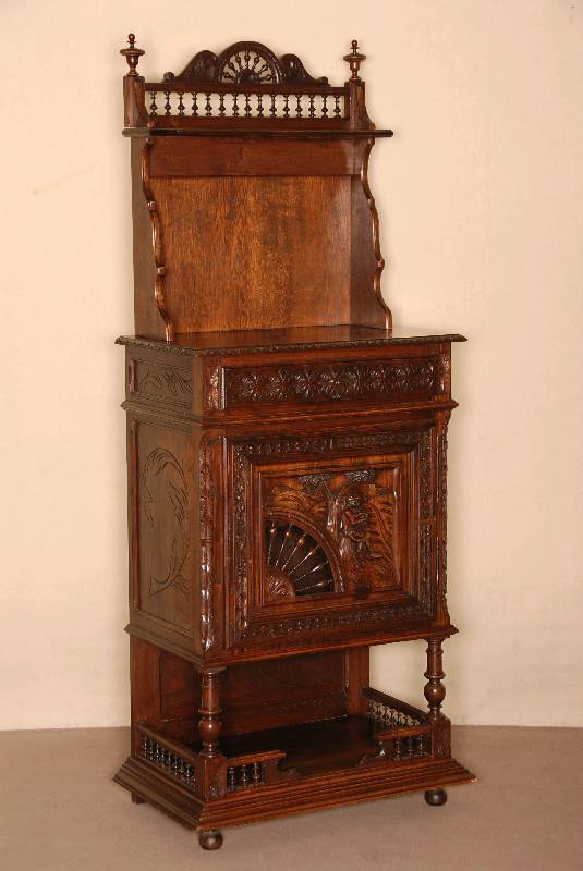 Halbschrank, Frankreich, um 1870, bretonisch , Kastanienholz massiv, schwere Fußleiste, mehrfach getreppt, unten offen mit gedrechselten ...