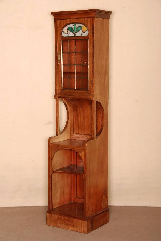 Pfeilerschrank, deutsch, um 1900, Korpus Weichholz, Nußbaum furniert, Unter- und Mittelteil offen, oben mit sehr schÖner Bleiverglasung, alte ...