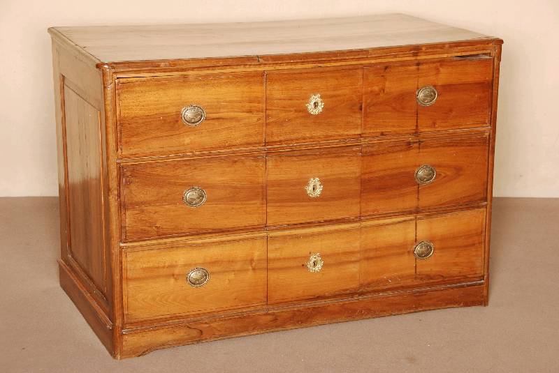 3-schÜbige Kommode, westdeutsch/wohl Kurpfalz, um 1770/80, Nußbaum massiv, 3-schÜbig, Mittelteil resalitartig herausgearbeitet, BeschlÄge ...