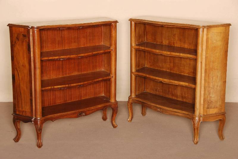 BÜcherregal, Italien, 50er/60er Jahre, Korpus Weichholz, dickes Wurzelnußfurnier z.T. gespiegelt, in sich geschweift, Barockstil, ...