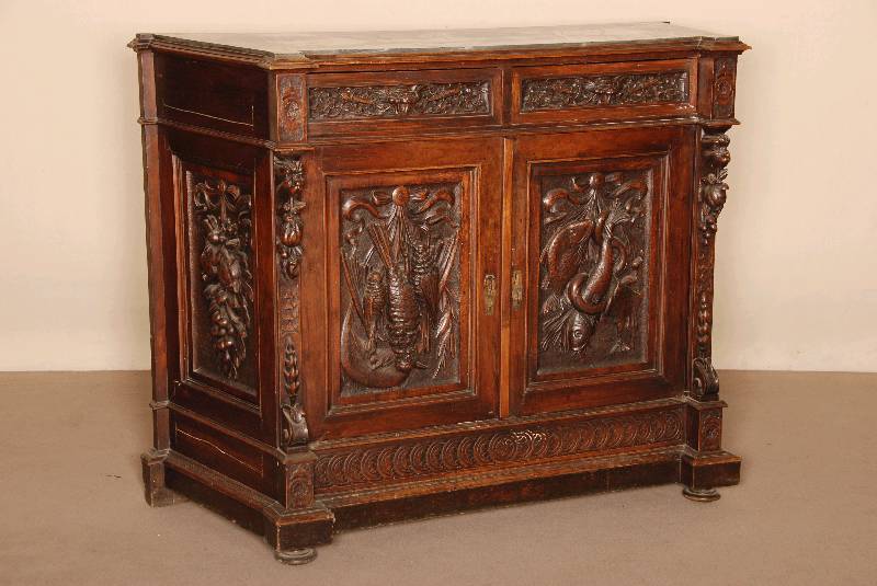 Anrichte, wohl Niederlande/Belgien, um 1840/60, ursprÜnglich als Jagdschrank konzipiert, Weichholz und Nußbaum massiv, auf Rahmen gearbeitet, ...