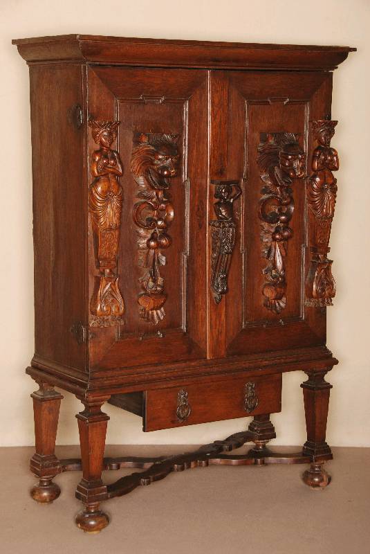 Aufsatzschrank, norddeutsch, um 1700/20, Weichholz bzw. Buche, dickfurnierig, mit Eiche furniert, Front auf Rahmen gearbeitet, Inlets 4-fach ...