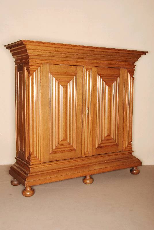 sogenannter Frankfurter Nasenschrank, deutsch, um 1730/60, Eiche massiv, ausgewÄhltes Kernholz von allerbester QualitÄt, z.T. bewußt gespiegelt ...