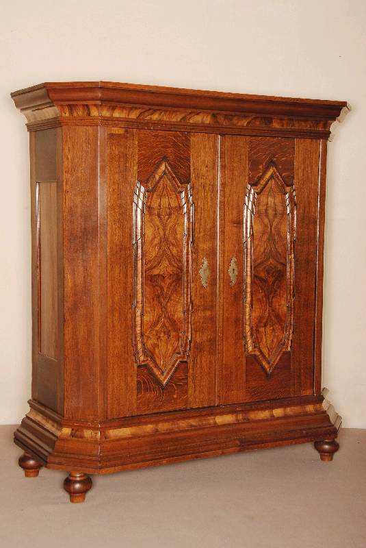 2-tÜriger Barockschank, deutsch, um 1760, Korpus Eiche massiv, z.T. furniert, FÜllungen mit ausgesuchtem Wurzelnußfurnier kassettiert, ...