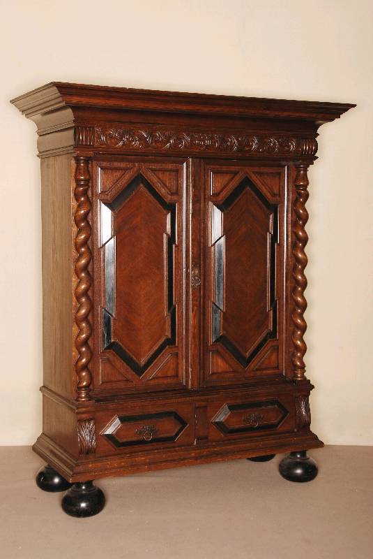 Schrank, norddeutsch, um 1870/80, Danziger Barockstil, Eiche und Nußbaum massiv, z.T. furniert, mit vorgesetzten stark gedrechselten VollsÄulen, ...