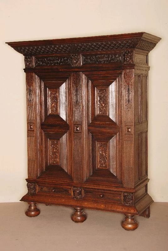 Renaissancestilschrank, deutsch, um 1860/70, Eiche massiv, auf balusterfÖrmigen KugelfÜßen, 2 Schubladen, flankiert von Maskaron und ...