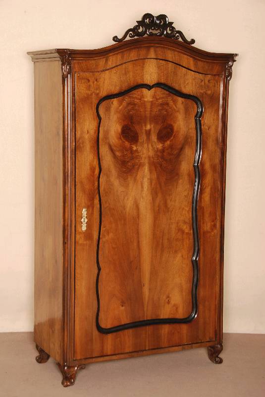WÄscheschrank, SpÄtbiedermeier, eintÜriger nußfurnierter Schrank mit Ablagen im Inneren, aufsteckbares geschnitztes Zierteil, Alters- und ...