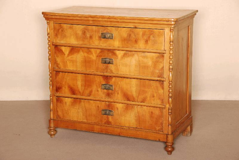 4-schÜbige Kommode, mitteldeutsch, um 1860/70, Korpus Weichholz, Schubladenfront Kirschbaumfurnier doppelt bzw. 3-fach gespiegelt verlegt, sehr ...