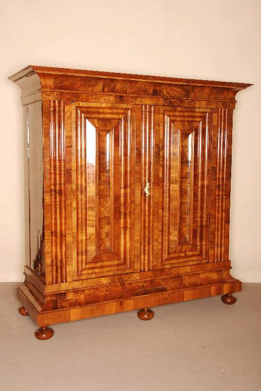 sogenannter Frankfurter Wellenschrank, wohl Schweiz, um 1730/40, Korpus Weichholz, komplett auf Rahmen gearbeitet, symetrische Anordnung, ...