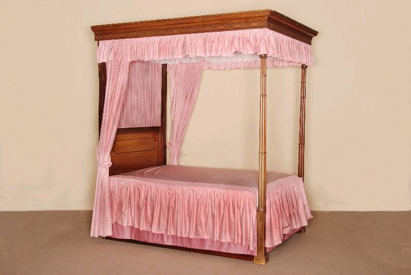 Himmelbett, wohl England, um 1840/60, z.T. Sheratonstil, aufgesetzte Leisten, sogenanntes erhabenes Bandelwerk, vordere durchgehende Bettpfosten ...