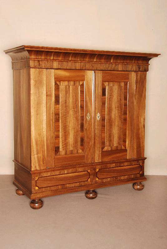Flachbarockschrank bzw. Vielzweckschrank, Rhein/Niederrhein, um 1750/60, Nußbaum massiv bzw. Wurzelnußfurnier, Front auf Rahmen gearbeitet, ...