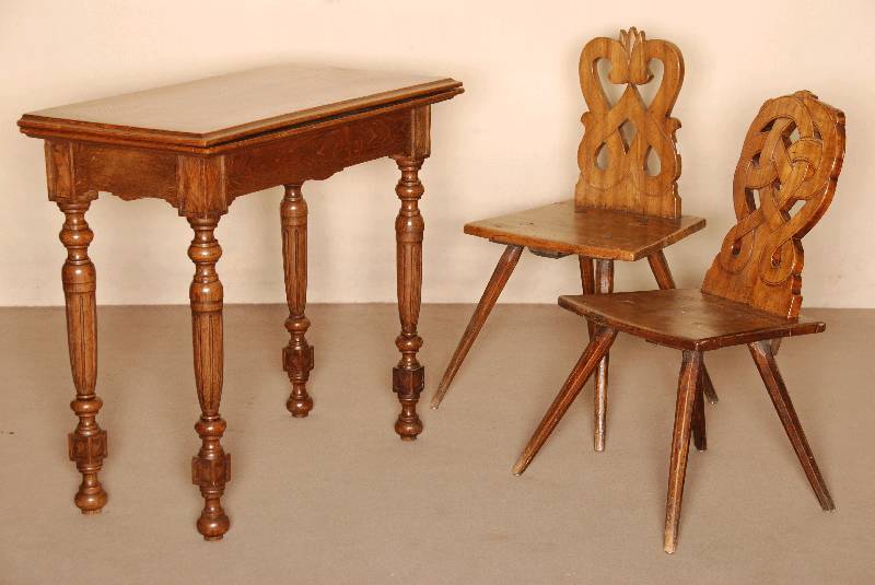 2 BauernstÜhle, deutsch/Baden, um 1830/40, Lehne Nußbaum massiv, aus sogenannten SchlangenstÜhlen entwickelt, Unterteil alt belassen, Nußbaum ...