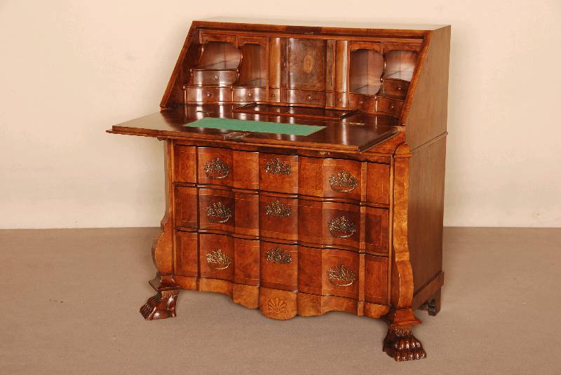 SekretÄr, Holland, um 1910, Barockstil, Korpus Weichholz, z.T. Tischlerplatte, Wurzelholzfurnier, auf TatzenfÜßen, Front mehrfach gebogen, ...
