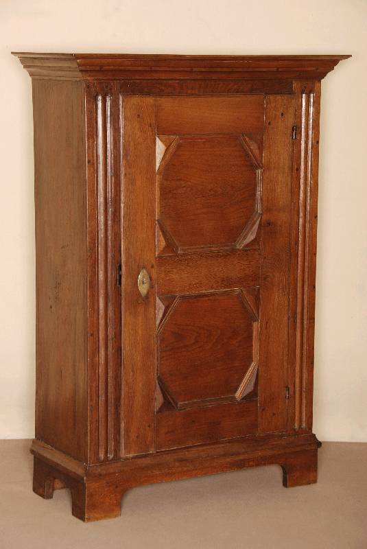 Brotschrank, deutsch/Westfalen, um 1760, Eiche massiv, gerader Korpus, auf Kufen, 1 -tÜrig, mit gerahmten FÜllungen, Ecken mit prismenfÖrmigen ...