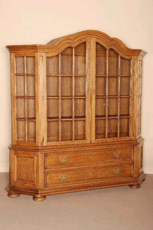 Große Prunkvitrine, Holland, um 1920, Eiche massiv, auf gedrÜckten KugelfÜßen, unten 2 Schubladen, stark abgeschrÄgte Ecken, kassettierte ...