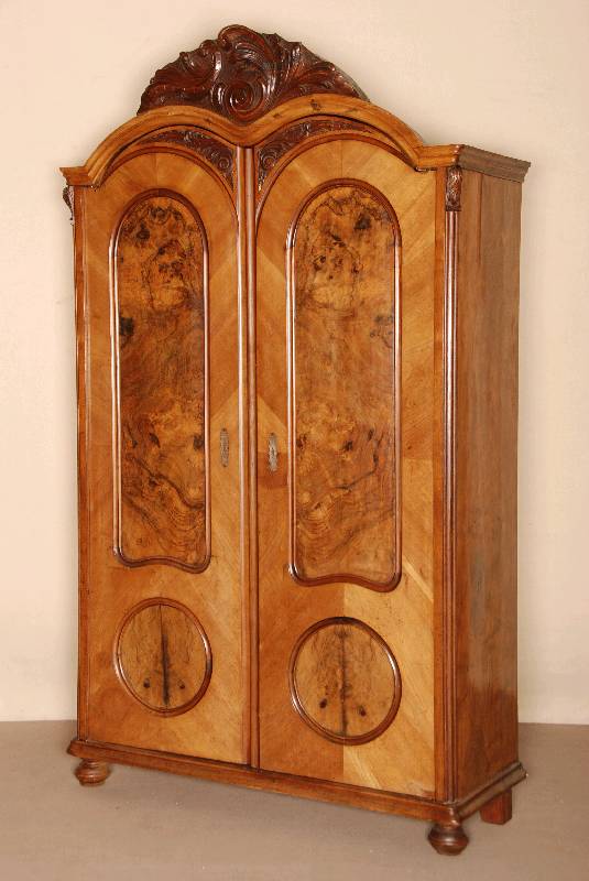 Schrank, Österreich, um 1870, Korpus Weichholz, Nußbaum furniert, z.T. Wurzelnuß, auf KugelfÜßen, Lisenen profiliert, TÜrfÜllungen gerahmt, ...