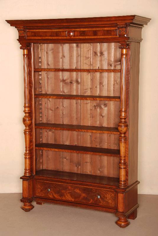 BÜcherregal, deutsch, um 1880, Korpus Weichholz, Nußbaum furniert, auf KugelfÜßen, Lisenen mit vorgesetzten VollsÄulen, Kopfleiste 4-fach ...