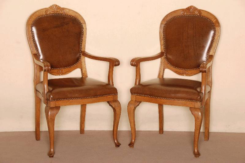 Armlehnstuhl, deutsch, um 1910, Barockstil, Eiche massiv, gebogene Beine und RÜckenlehne, oben mit sparsamer Flachschnitzerei, bezogen mit ...