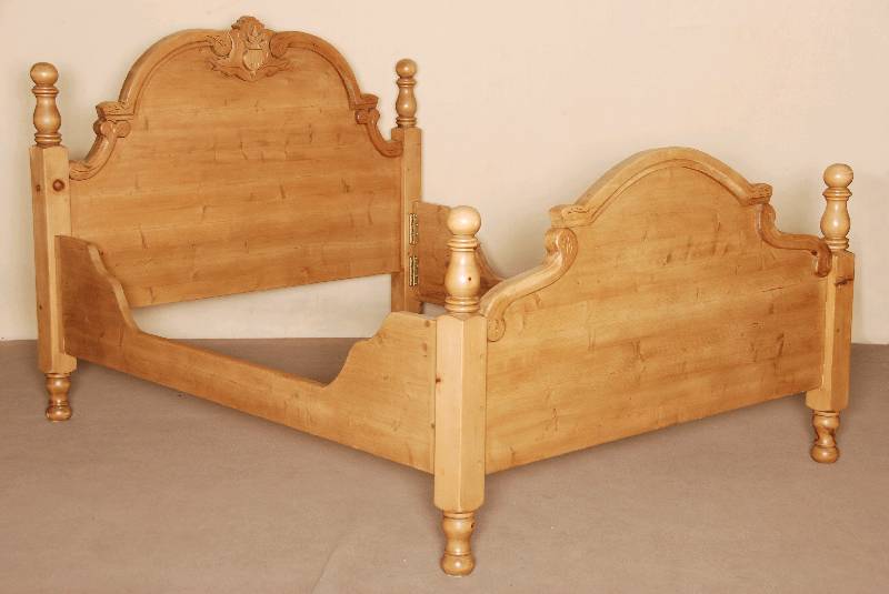 Bett, England, um 1960, viktorianisch, Barockstil, Weichholz und Kiefer massiv, Teile ergÄnzt, Seiten angelÄngt, leicht schwundrissig, sehr ...