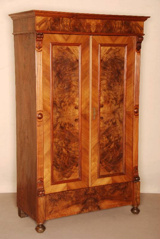 Schrank, deutsch, um 1880, GrÜnderzeit, Korpus Weichholz, Nußbaum furniert, z.T. Wurzelnuß, Lisenen in Voluten auslaufend, Kopfteil mit ...
