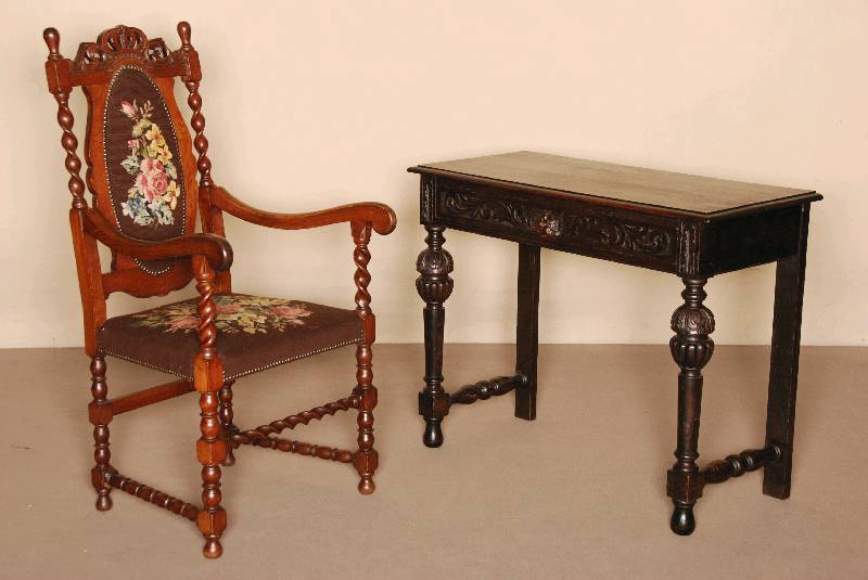 Konsolentisch, deutsch, um 1880, Eiche massiv, Zarge mit breiter Schublade, Griff in Form eines Tierkopfes, Flachschnitzereien, ehemals mit ...
