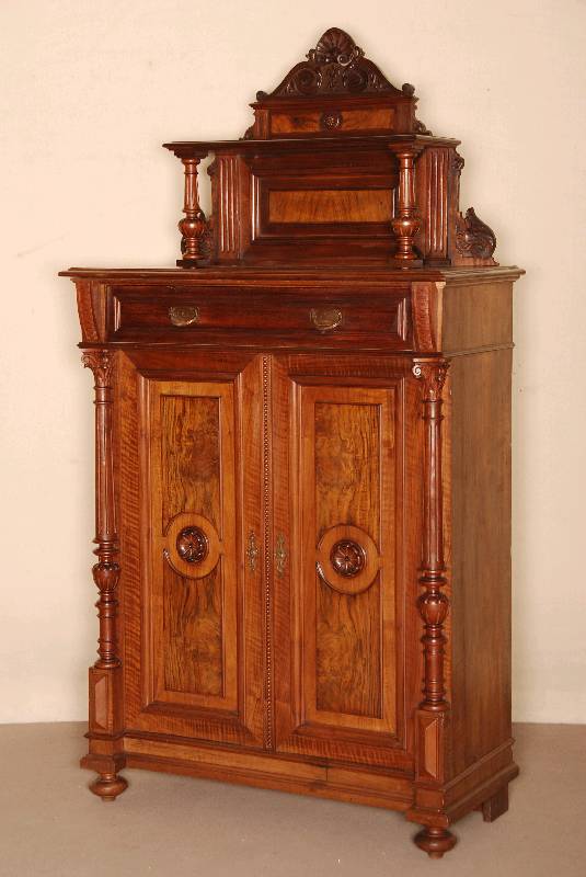 Vertiko mit Prunkaufsatz, deutsch, um 1880, GrÜnderzeit, Nußbaum furniert, auf KugelfÜßen, Lisenen mit kannelierten gedrechselten VollsÄulen, ...
