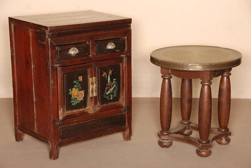 Halbschrank, China, um 1910, mit Lackarbeiten, TÜren und Schubladen kassettiert, TÜrfÜllungen mit floraler Bemalung, starke Schwundrisse, ...