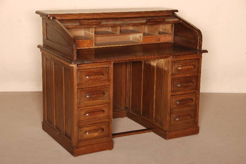 Schreibtisch, deutsch, um 1910, Eiche massiv , Schubladenfront und -fÜllungen allseitig kassettiert, Oberteil mit Schieberollo, Innenleben mit 2 ...