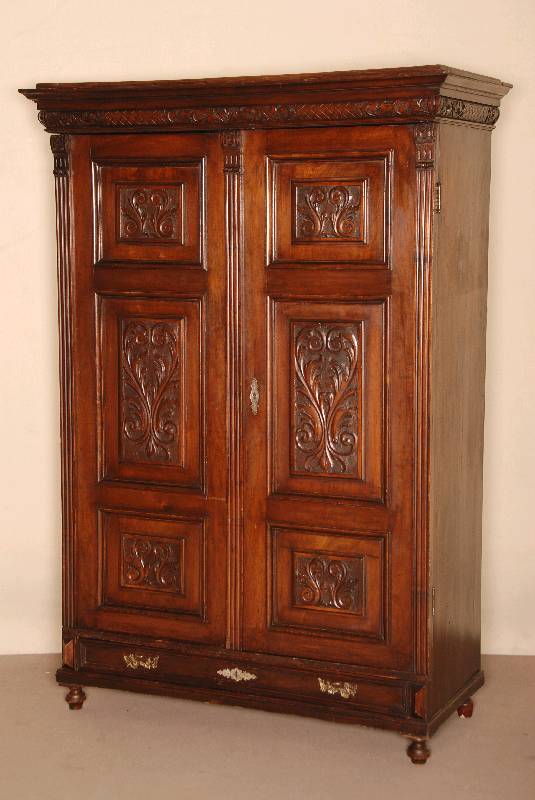 Schrank, sÜddeutsch, um 1880, Korpus Weichholz, Nußbaum massiv, z.T. furniert, auf KugelfÜßen, Lisenen kanneliert, auslaufend in Voluten, ...