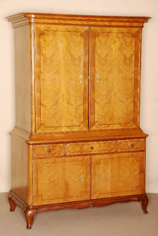 Mehrzweckschrank, deutsch, um 1910, Korpus Weichholz, z.T. Tischlerplatte, Birke furniert , auf kleinen DackelfÜßen, TÜren und Schubladenfront ...