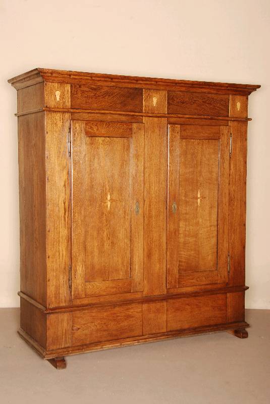 Eichenschrank, Westfalen, um 1820, mit Kufen , gerahmte TÜrfÜllungen, mit Sternintarsien, Kopfleiste 4-fach getreppt und gestuft, original ...