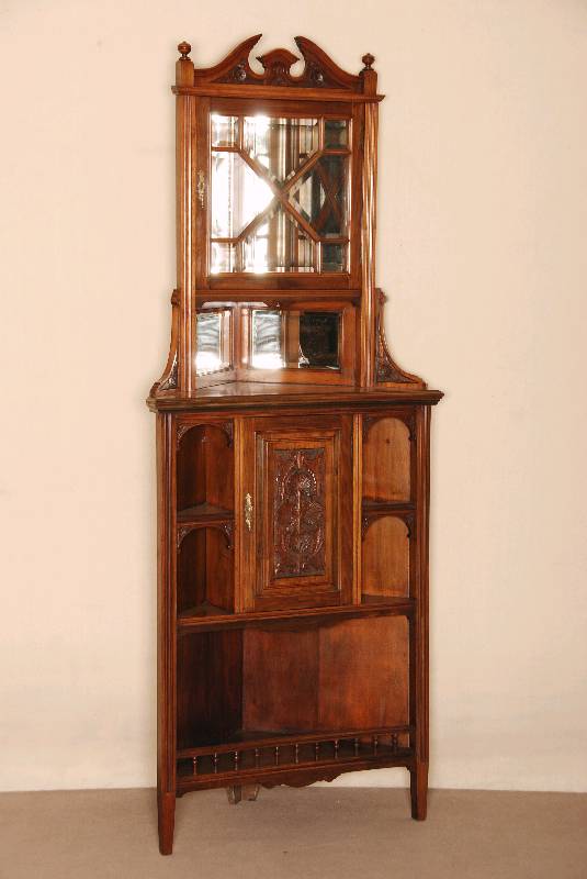 Eckschrank, England, um 1900, Mahagoni massiv, z.T.furniert, unten offenes Fach mit Balustrade, darÜber TÜrchen mit muschelfÖrmigen ...