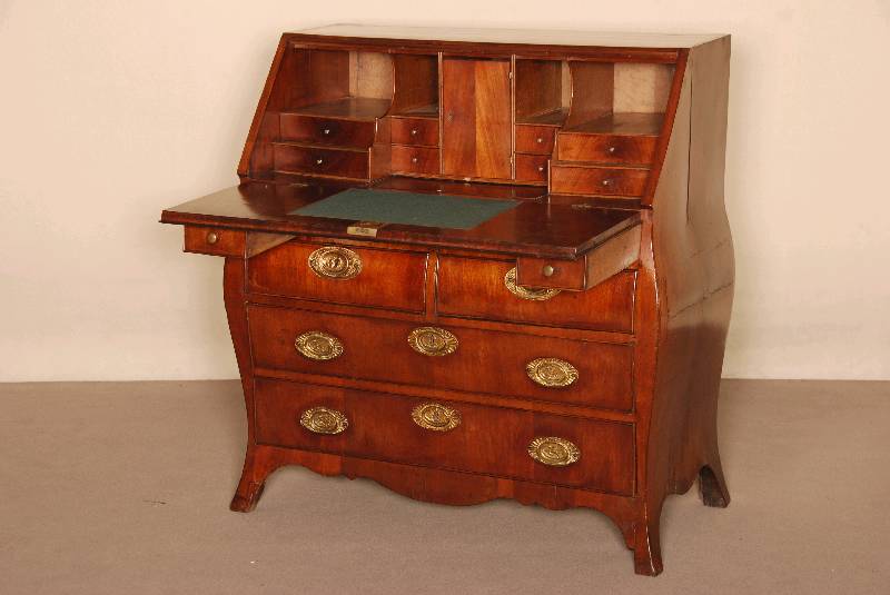 SekretÄr, Holland, um 1760, Barock, Korpus Eiche massiv, Mahagoni furniert, Seiten und Front bombiert, durchgehendes Furnierbild, SchrÄgklappe ...