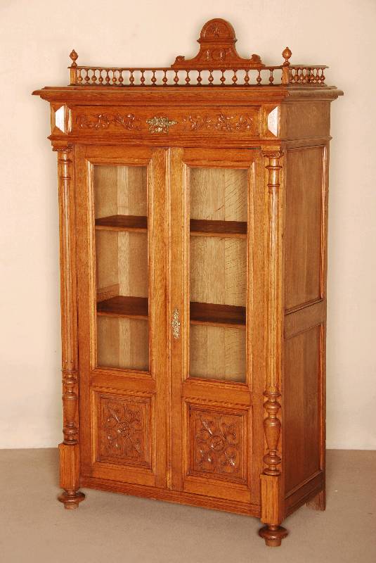BÜcherschrank, deutsch, um 1880, GrÜnderzeit, Eiche massiv, auf KugelfÜßen, Lisenen mit vorgesetzten gedrechselten VollsÄulen, kanneliert, ...