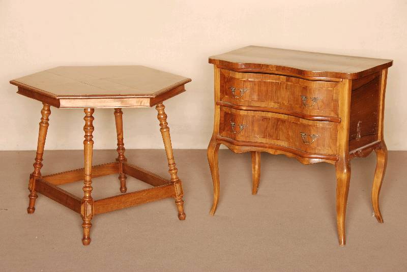 Beistelltisch, deutsch, um 1880, Nußbaum massiv, Platte 6-eckig, diese furniert, gedrechselte Beine aus dem Vollholz, verstrebt, Alters- und ...