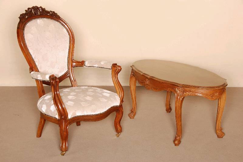 Couchtisch, Frankreich, um 1920, Rokokostil, Nußbaum, z.T. furniert, gebogene Beine, Zarge mehrfach geschweift, dekoriert mit Flachschnitzereien, ...