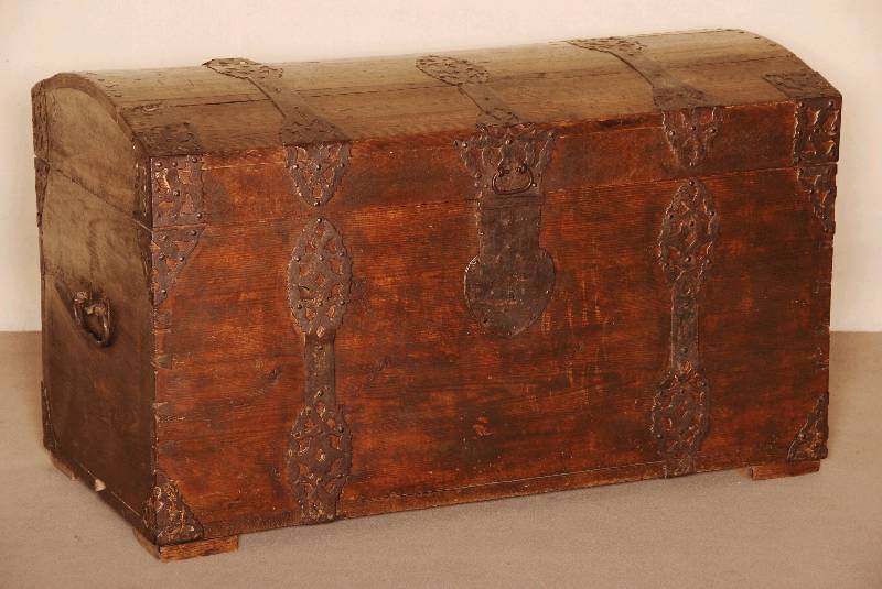 Buckeltruhe, deutsch, um 1800, Weichholz gebeizt, BÄnderung mit schmiedeeiserner Durchbrucharbeit, Schloß prÜfen, Deckel schwundrissig, ...