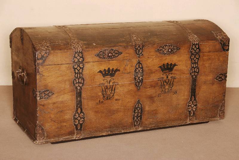 Hochzeitstruhe, deutsch, um 1760, Eiche massiv, Kufen unten wohl sekundÄr, BÄnderung mit schmiedeeiserner Durchbrucharbeit, Alters- und ...